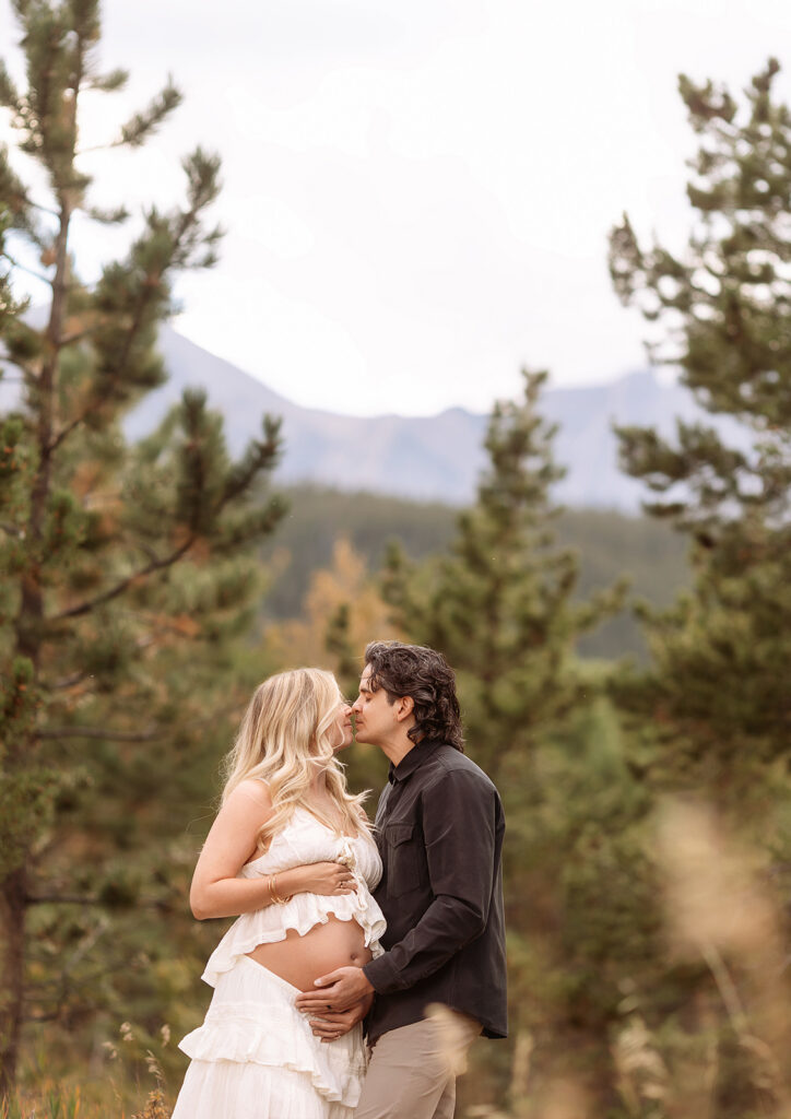 Fall maternity photography in Rocky Mountain National Park surrounded by golden aspens and seasonal color.